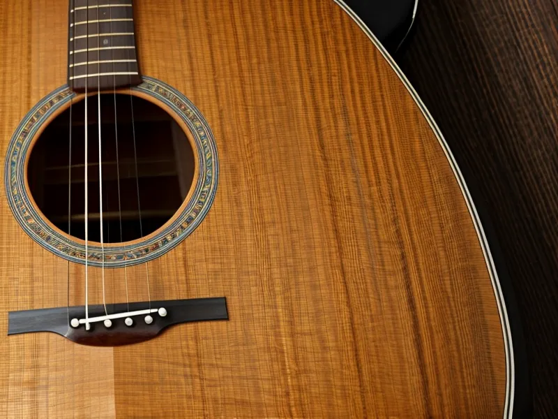 Guitarra en una sala con juguetes de bebé al fondo indicando práctica en casa