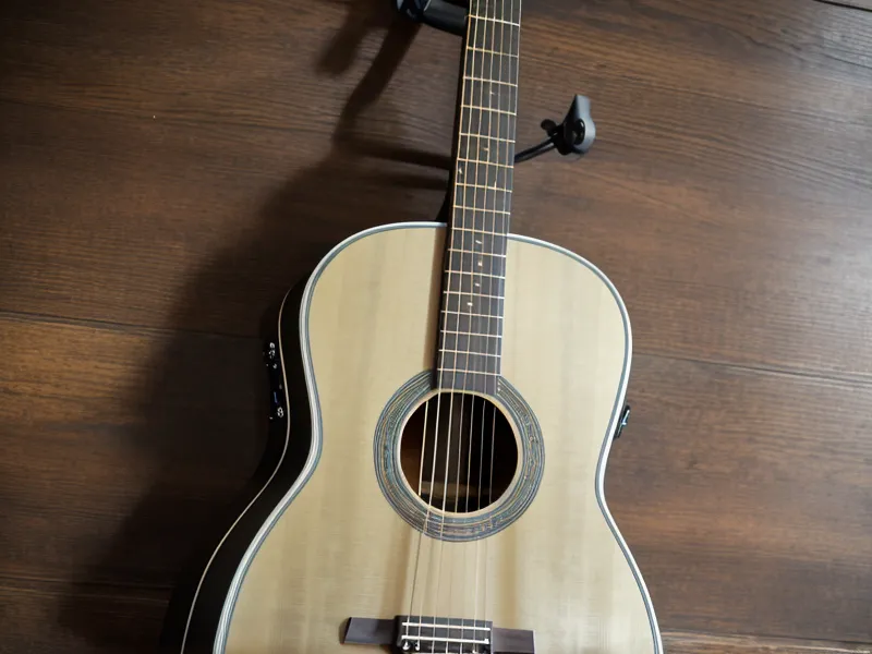 Pasos para dominar los solos de guitarra eléctrica desde casa: guitarrista practicando técnica de solos en su sala
